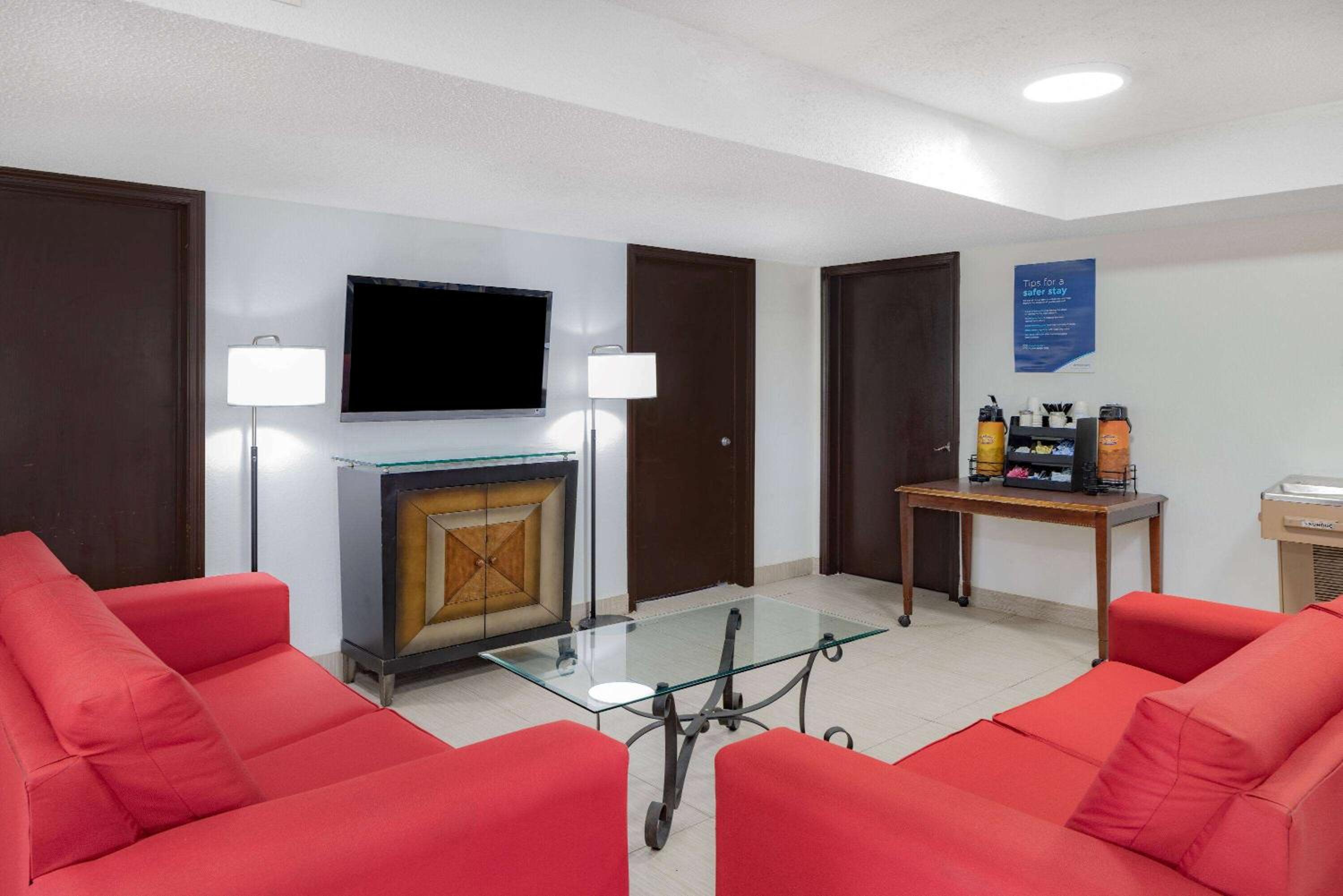 Days Inn by Wyndham Pensacola I-10 view 4