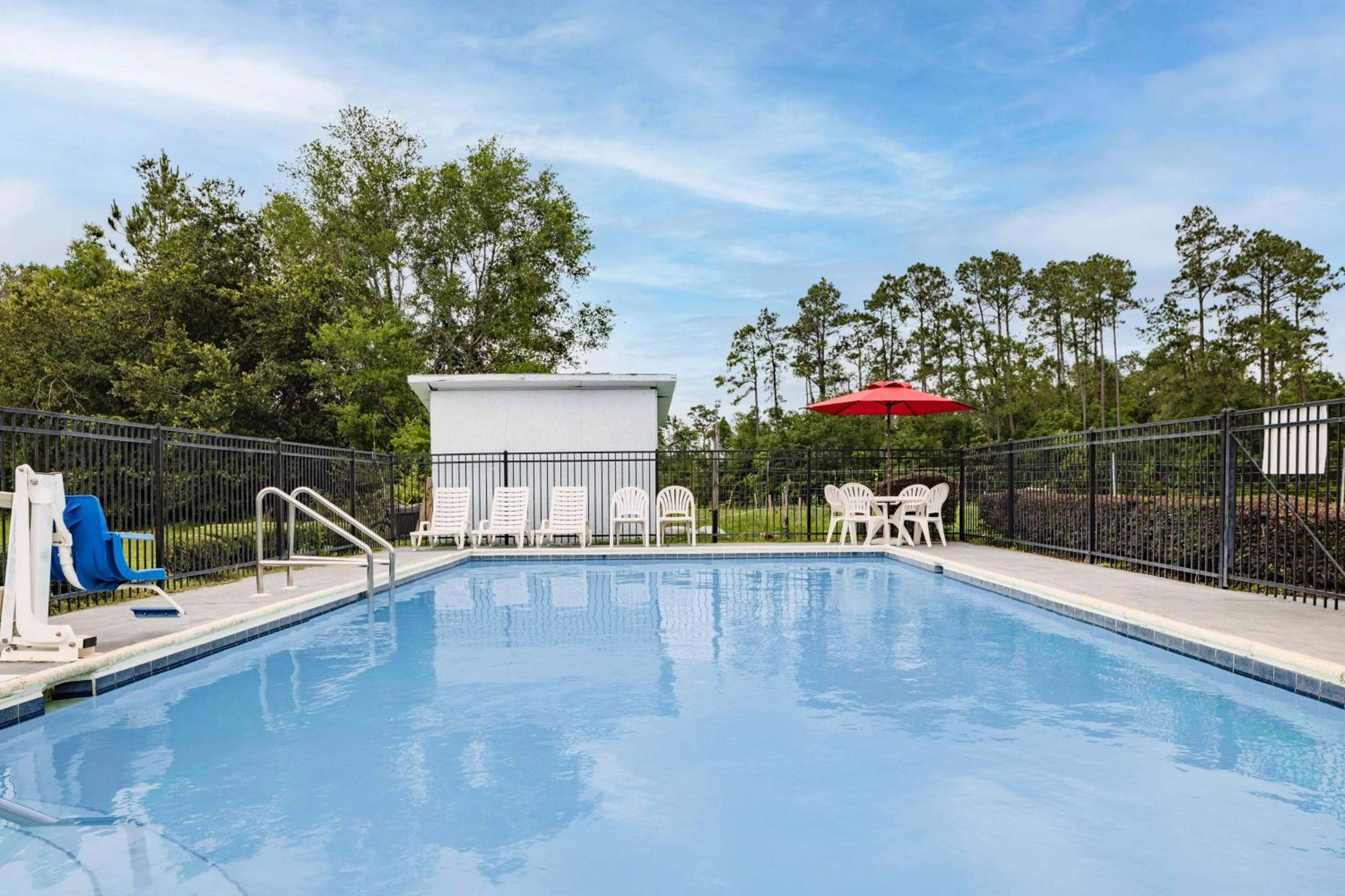 Days Inn by Wyndham Pensacola I-10 view 5