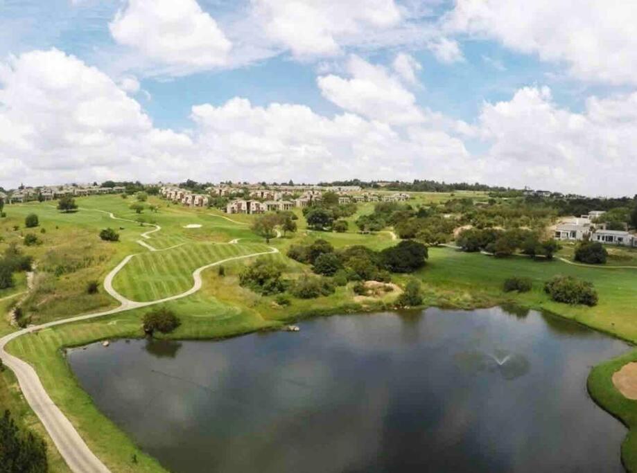 Cozy Self Catering Apartment with Golf Course Views, Jackal Creek Golf Estate