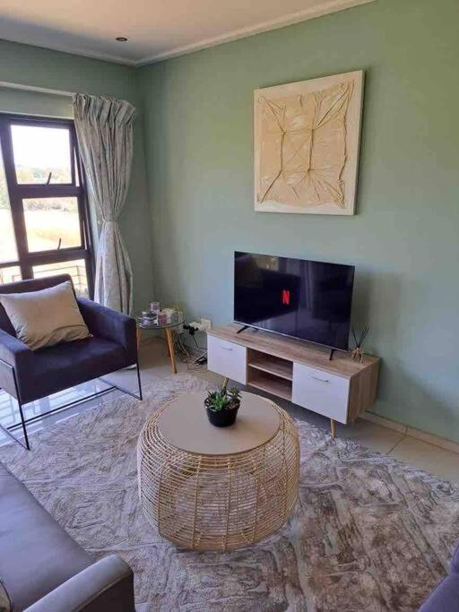 Cozy Self Catering Apartment with Golf Course Views, Jackal Creek Golf Estate