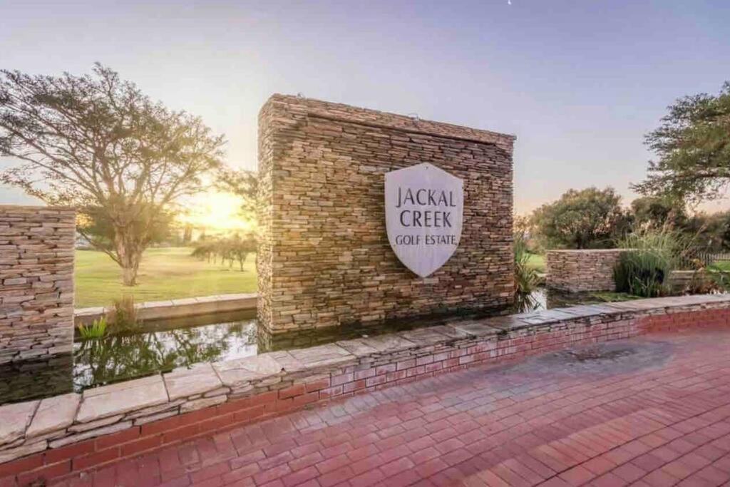 Cozy Self Catering Apartment with Golf Course Views, Jackal Creek Golf Estate