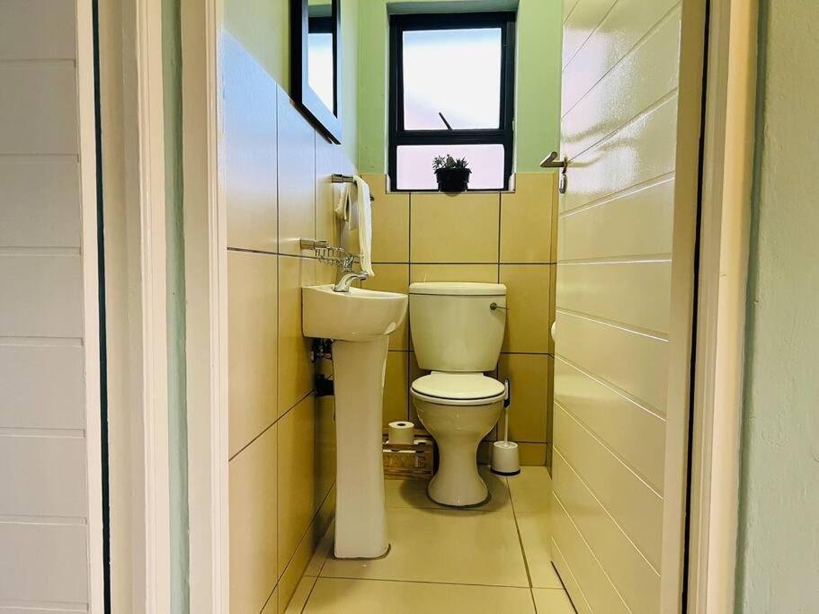 Cozy Self Catering Apartment with Golf Course Views, Jackal Creek Golf Estate