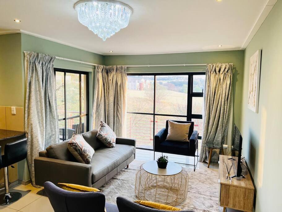 Cozy Self Catering Apartment with Golf Course Views, Jackal Creek Golf Estate