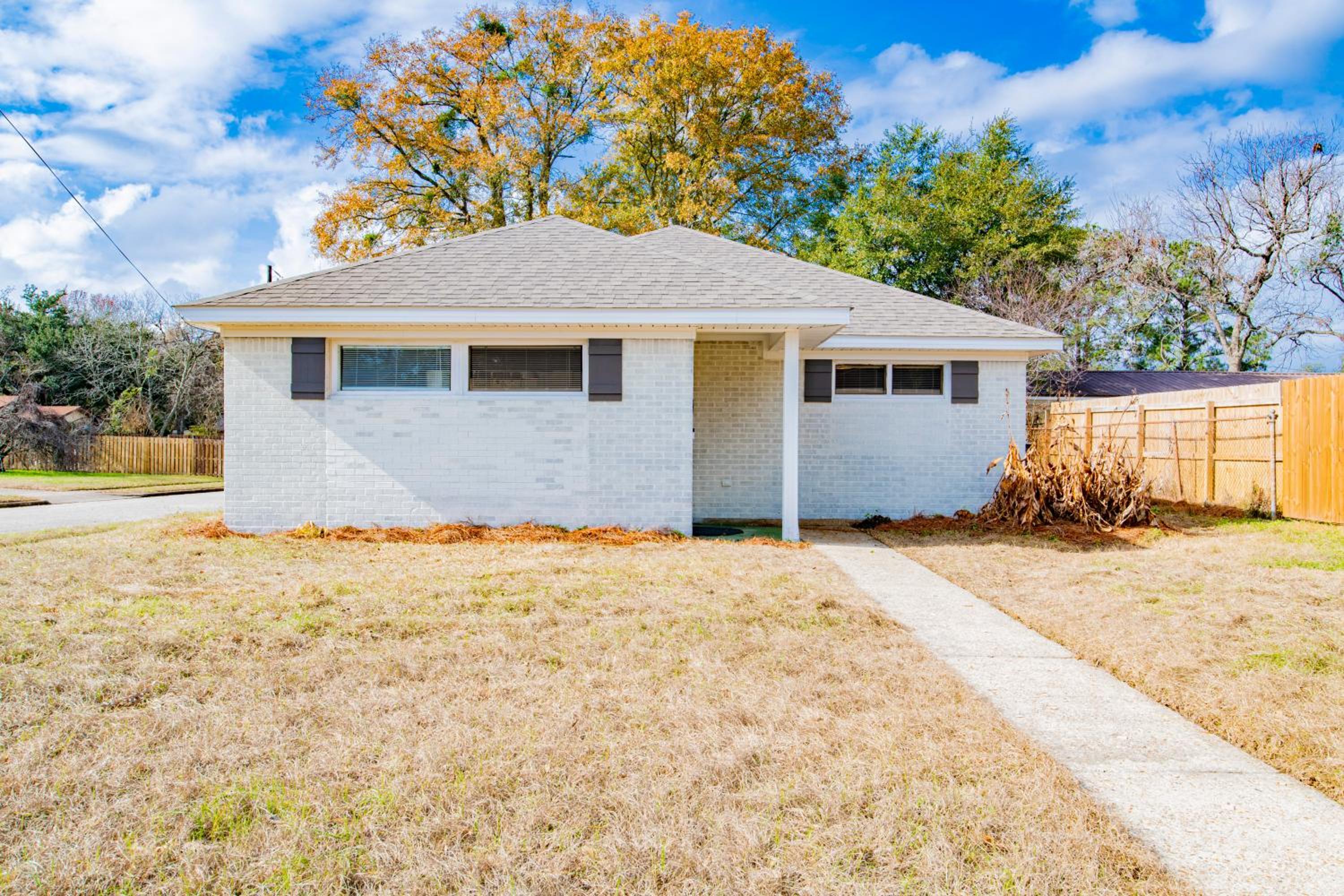 Hotel House in Mobile Newly Renovated! Quiet & Centrally Located! - Image 1