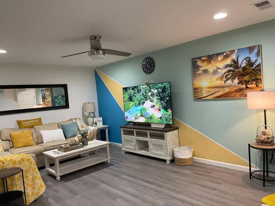 Luxury Modern & Cute- Minutes to The White-Sand Beaches view 4