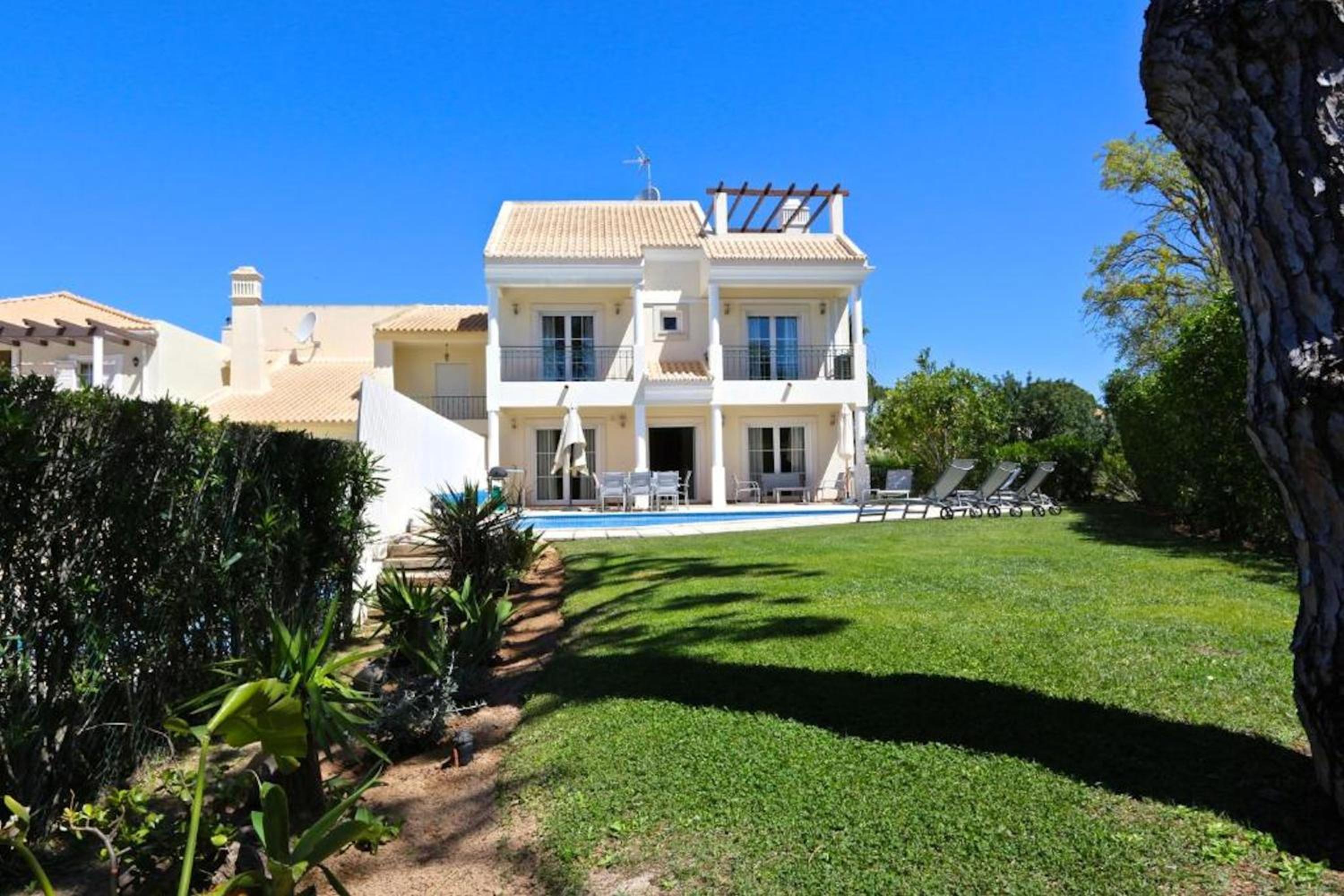 Spacious Vilamoura Villa 4 Bedrooms Villa Amendoeira Table Tennis view 3