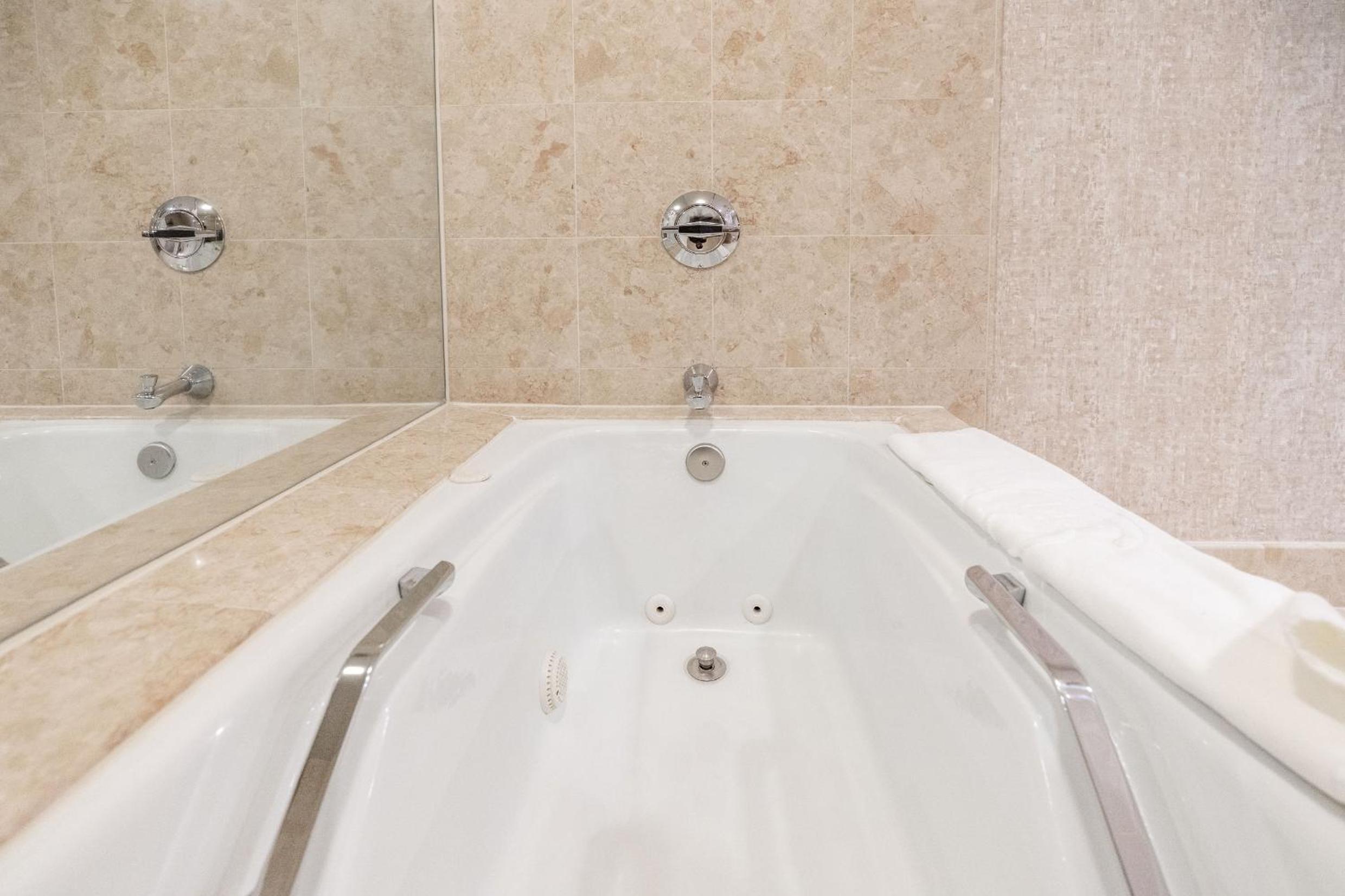 Chateau Merrimack Hotel & Spa
