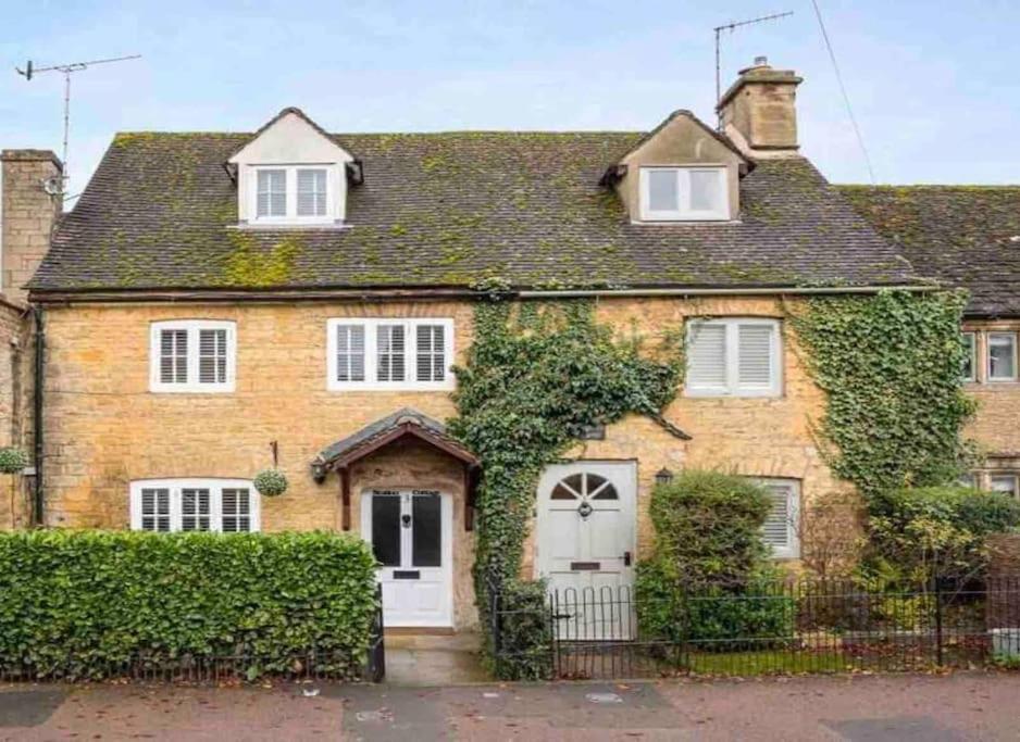 Charming Cottage in Heart of Bourton-on-the Water view 2