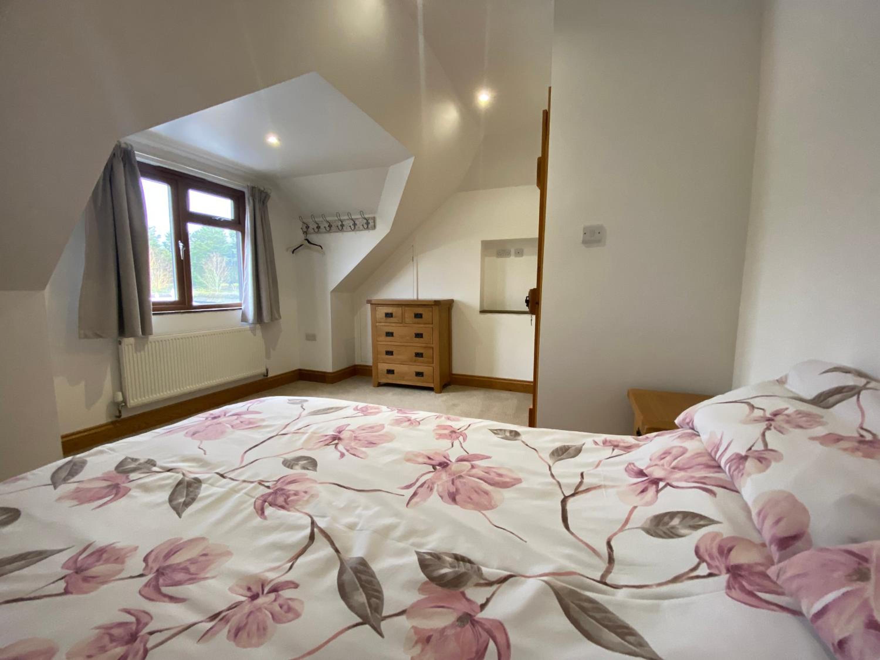 Mulberry Cottage near Goodwood view 5