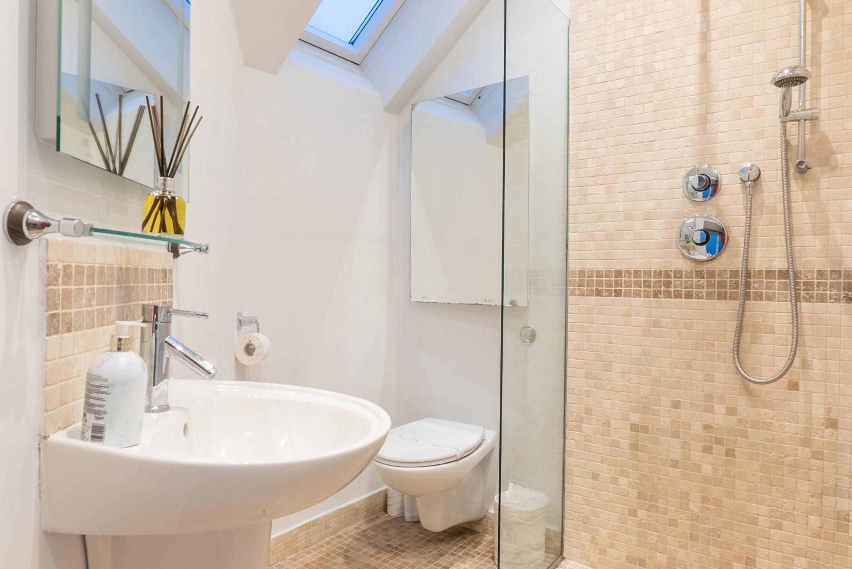 The Old Coach House- luxury Harrogate Home Detached Quite Stylish whole house short walk from the Conference- town centre view 3