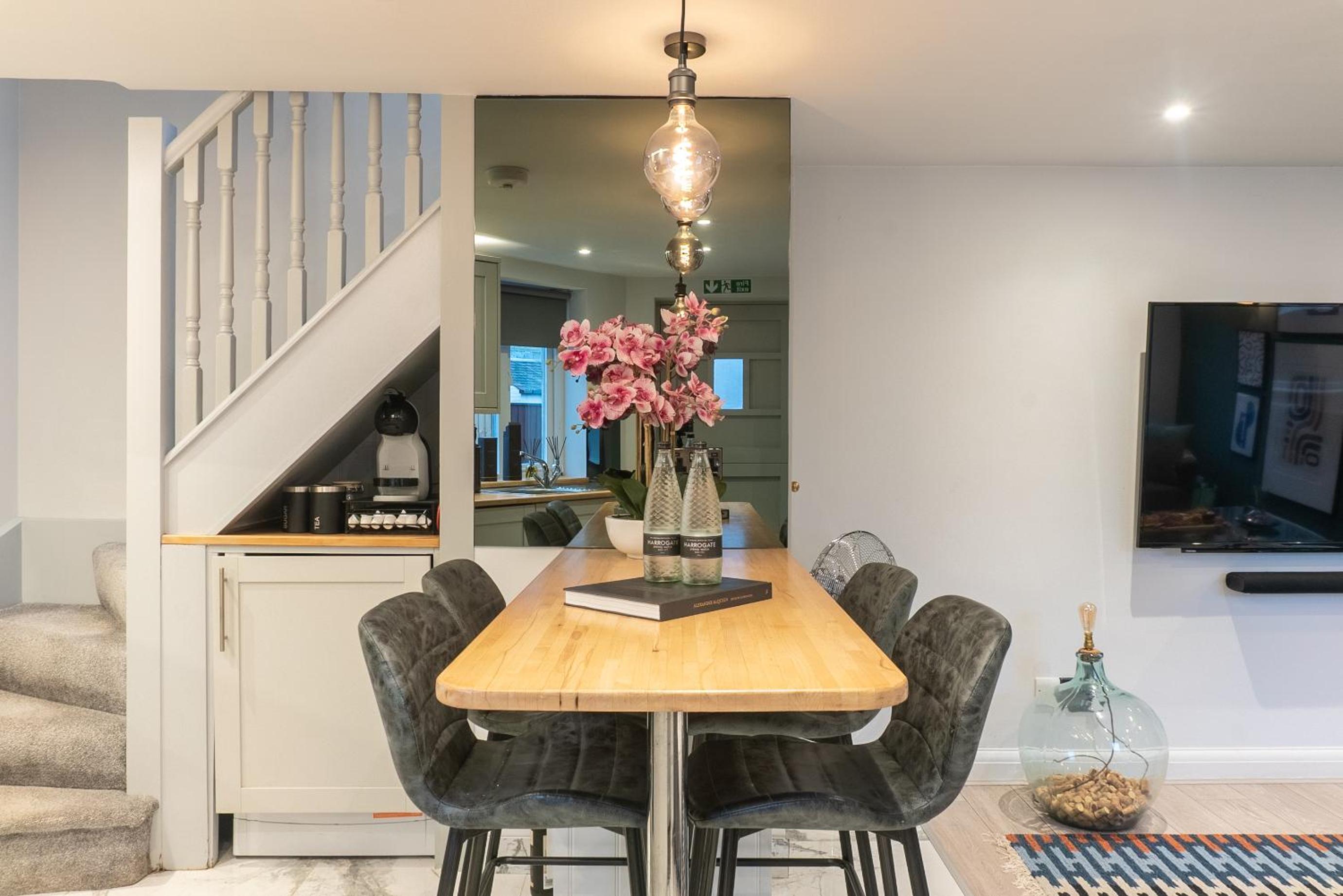 The Old Coach House- luxury Harrogate Home Detached Quite Stylish whole house short walk from the Conference- town centre view 4
