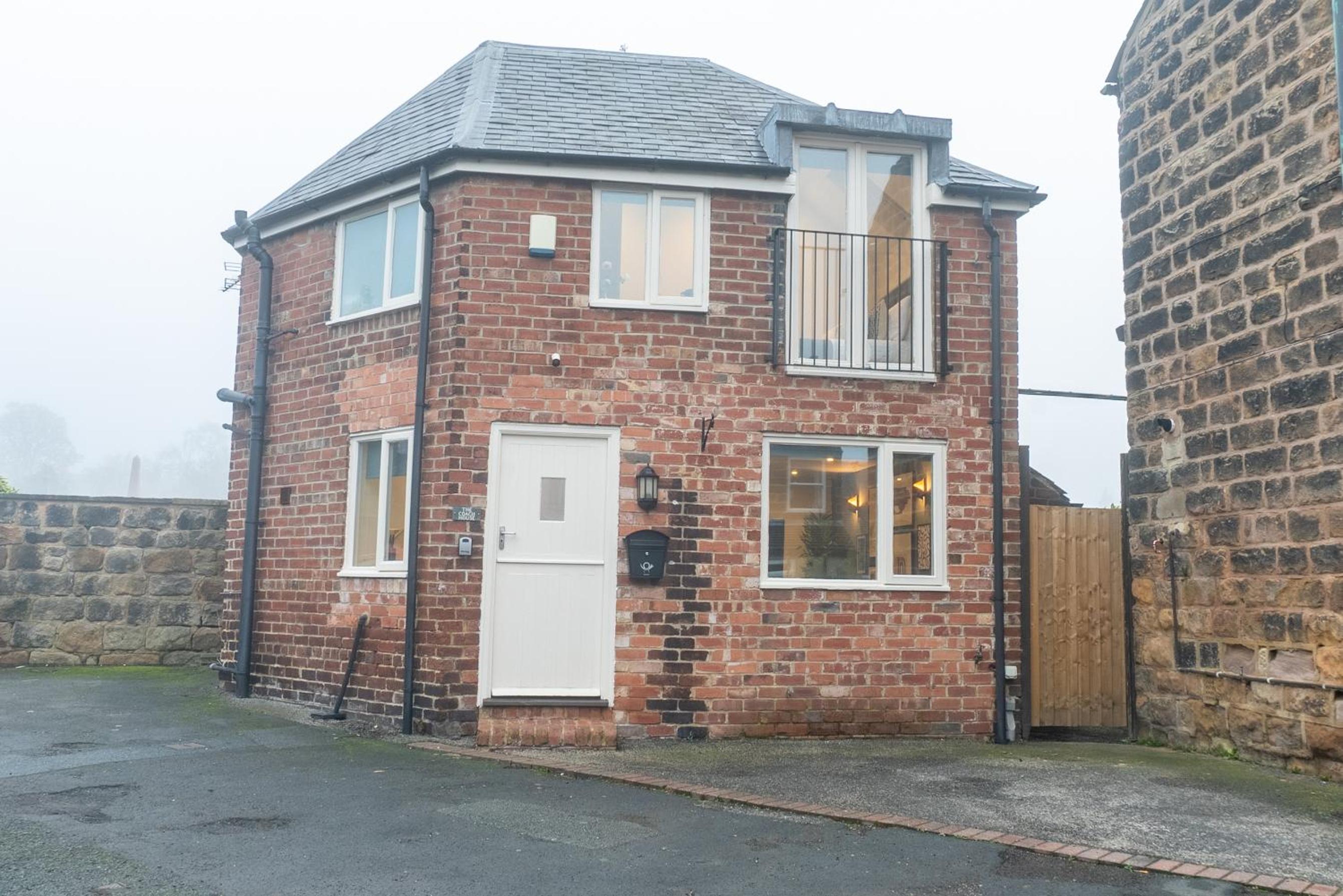 Hotel The Old Coach House- luxury Harrogate Home Detached Quite Stylish whole house short walk from the Conference- town centre - Image 1