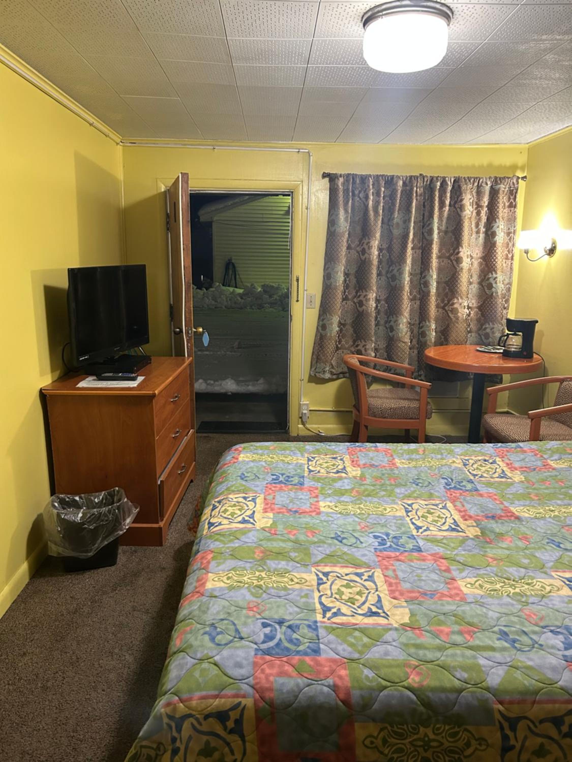 Budget Inn Motel Chemult view 4