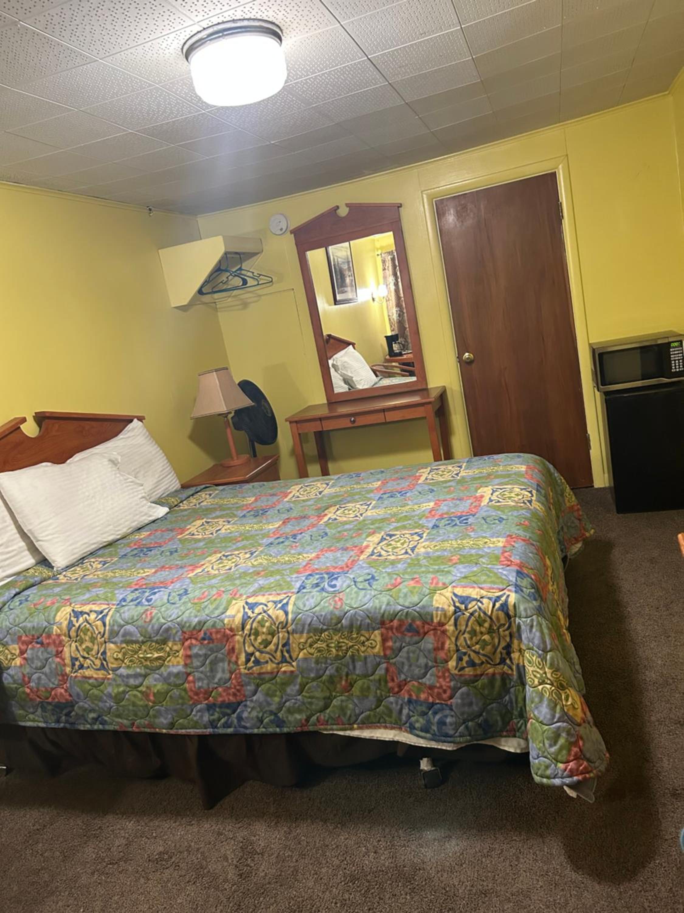 Budget Inn Motel Chemult view 3