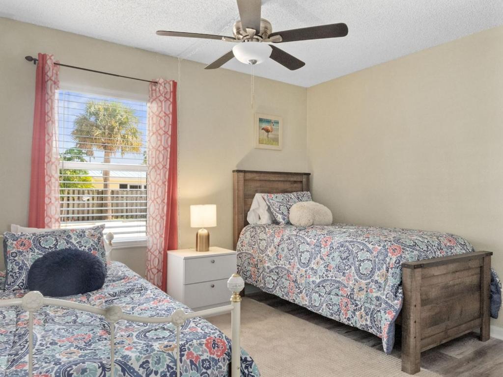 2 Bedroom-1.5 Bath Apartment Steps away from Beach & Inlet d view 3
