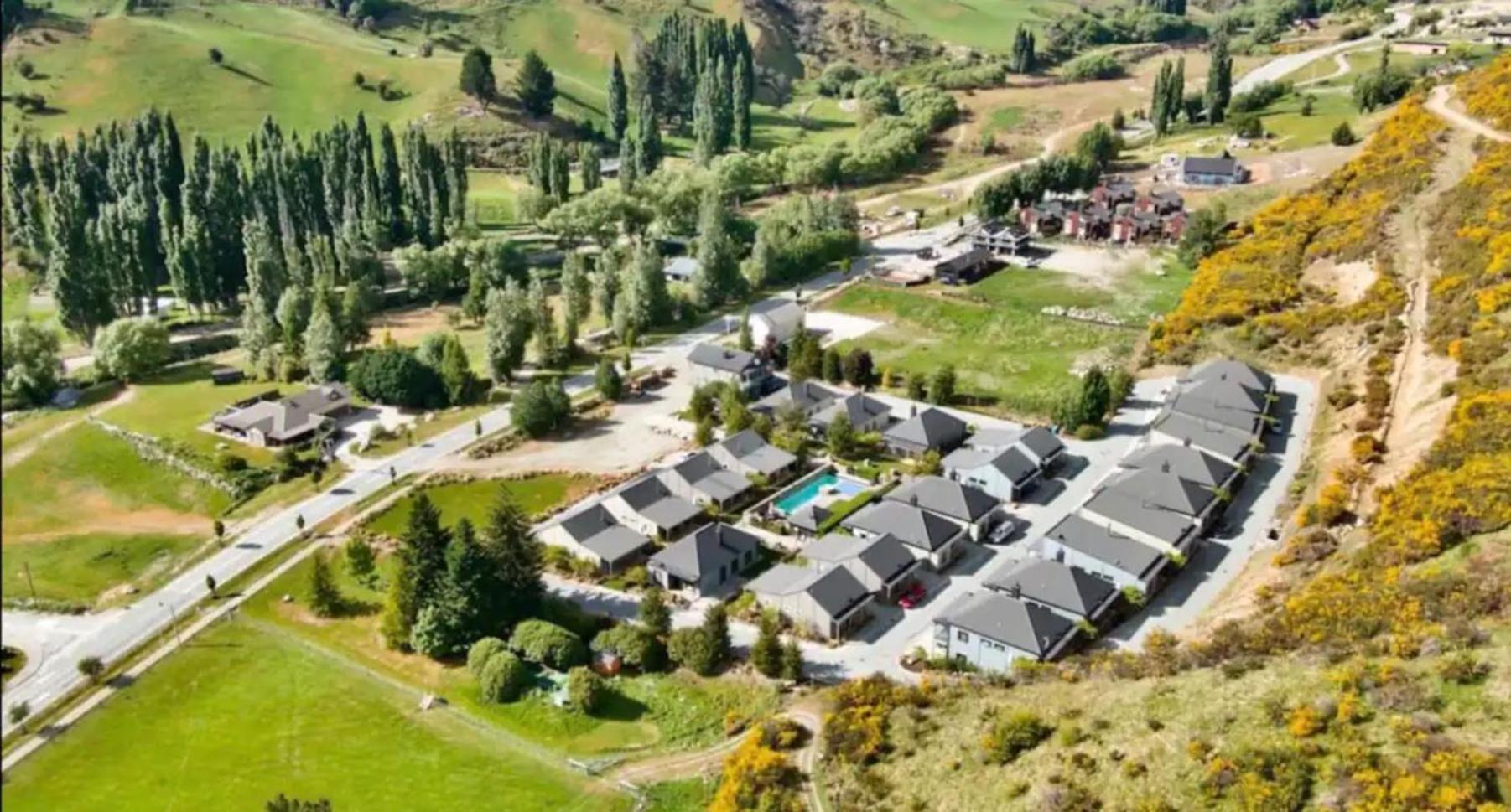 Hotel Cardrona Villa with Pool and Jacuzzi - Image 1