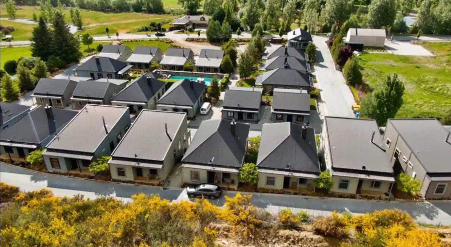 Cardrona Villa with Pool and Jacuzzi view 4