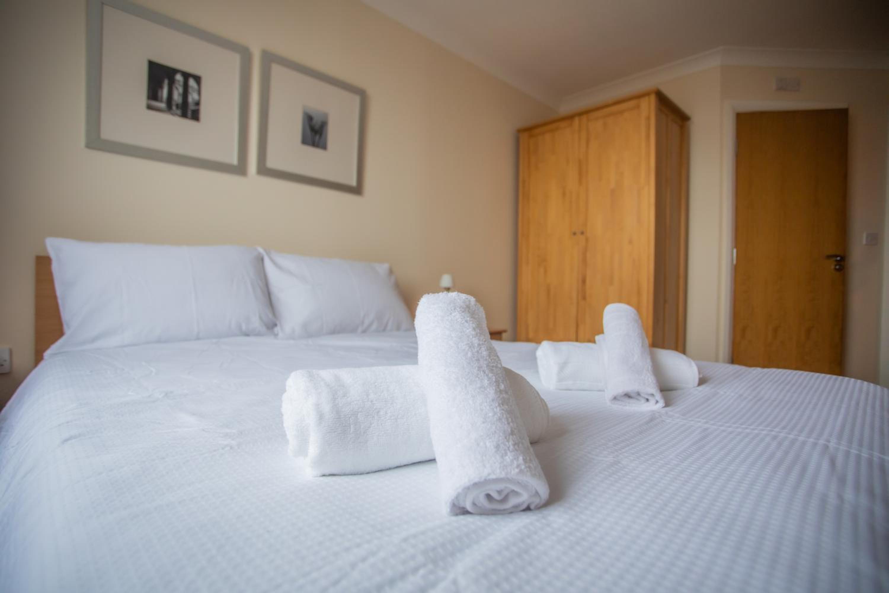 Cosy 2 bed flat near train station Basingstoke with FREE Parking! view 2