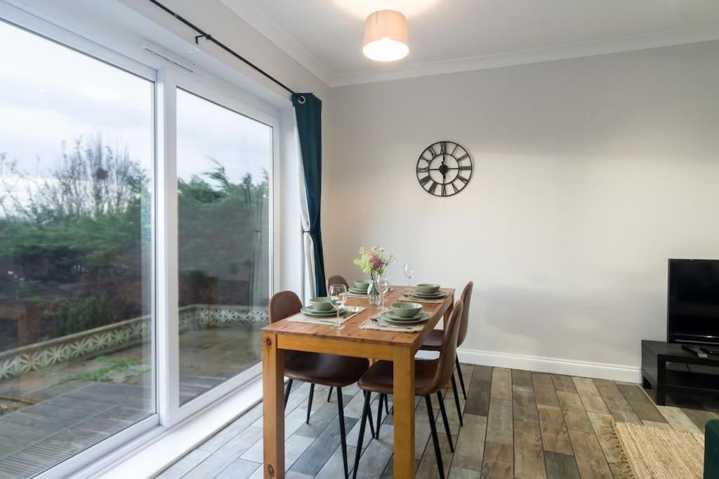 Elegant three bed bungalow view 3