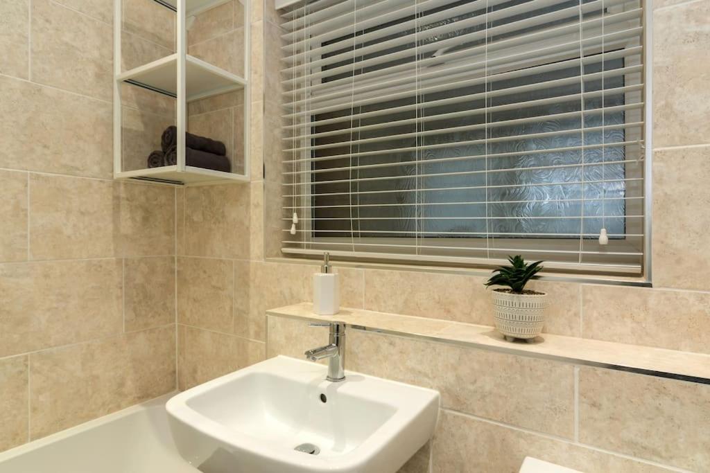 Elegant three bed bungalow view 4