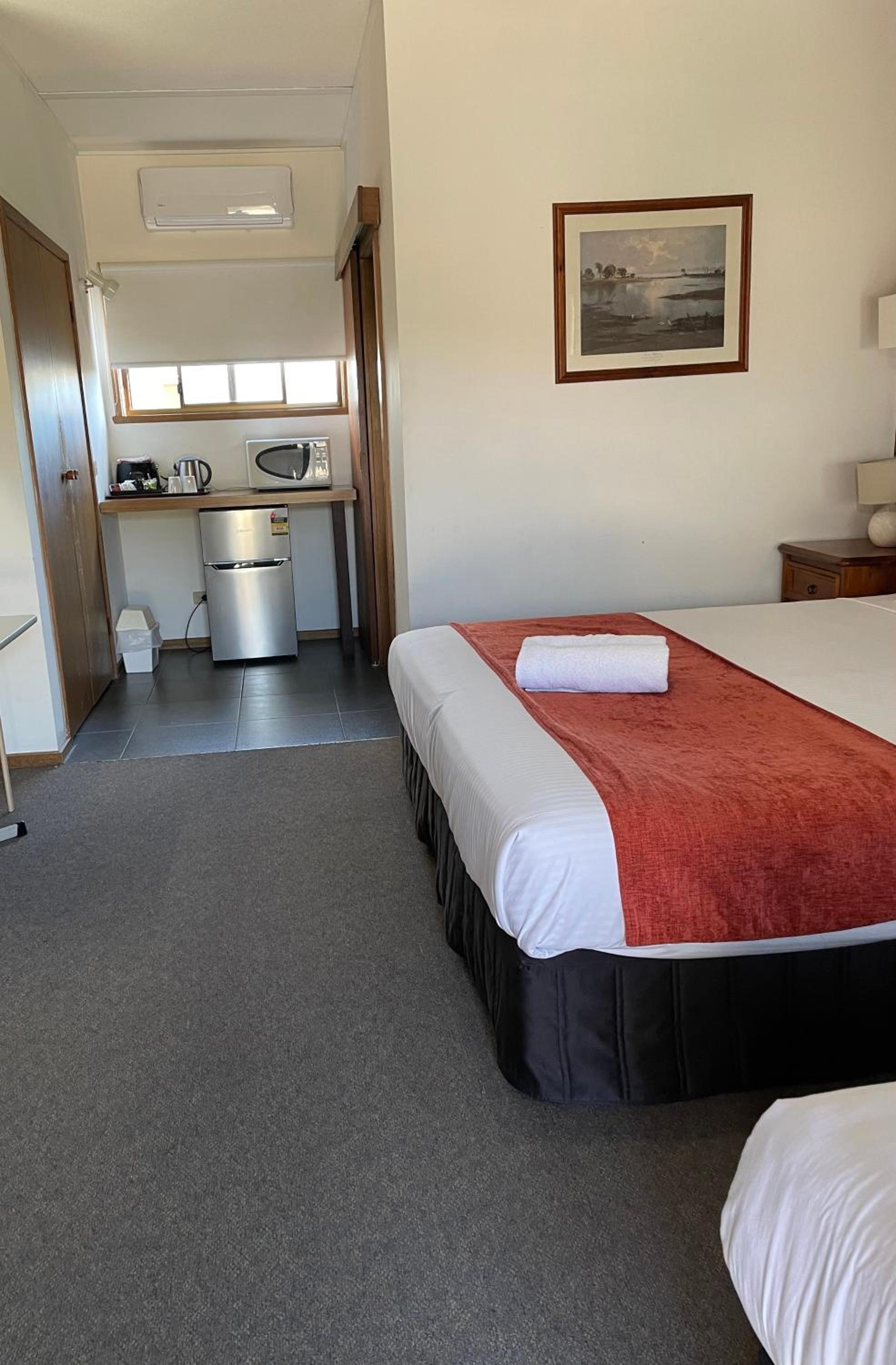 SHEPPARTON MOTOR INN Tudor House Motel