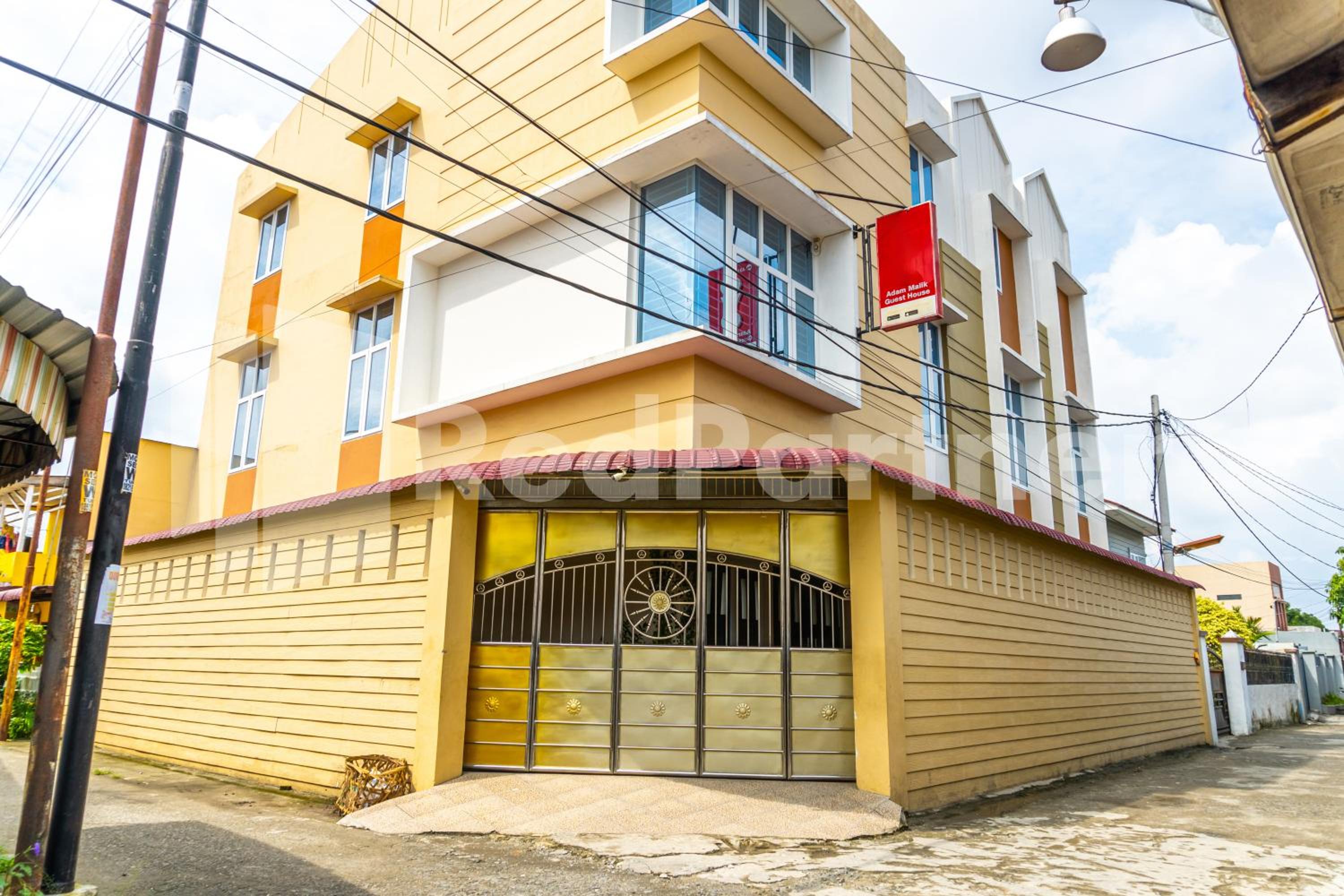 Hotel Adam Malik Guesthouse near Regale ICC Medan Mitra RedDoorz - Image 1