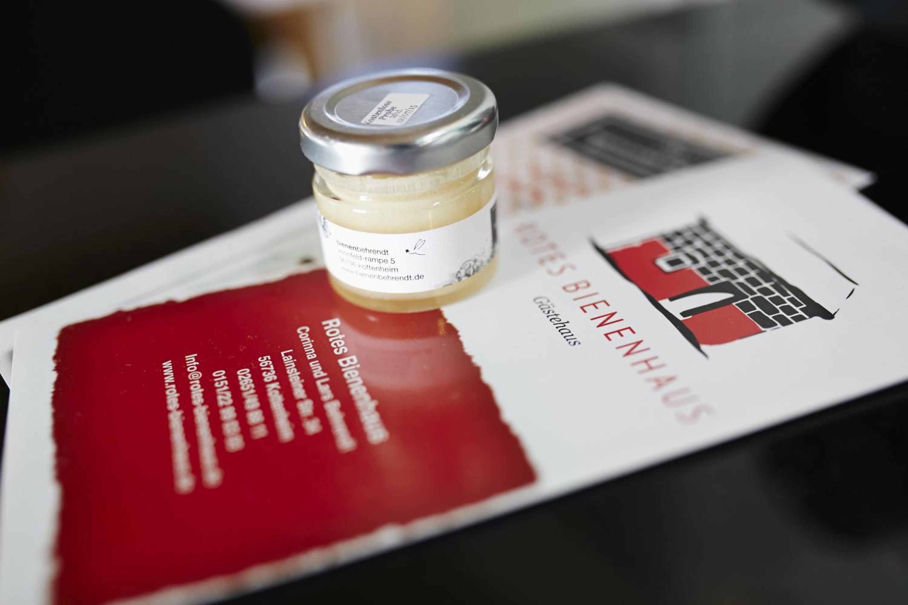 Rotes Bienenhaus