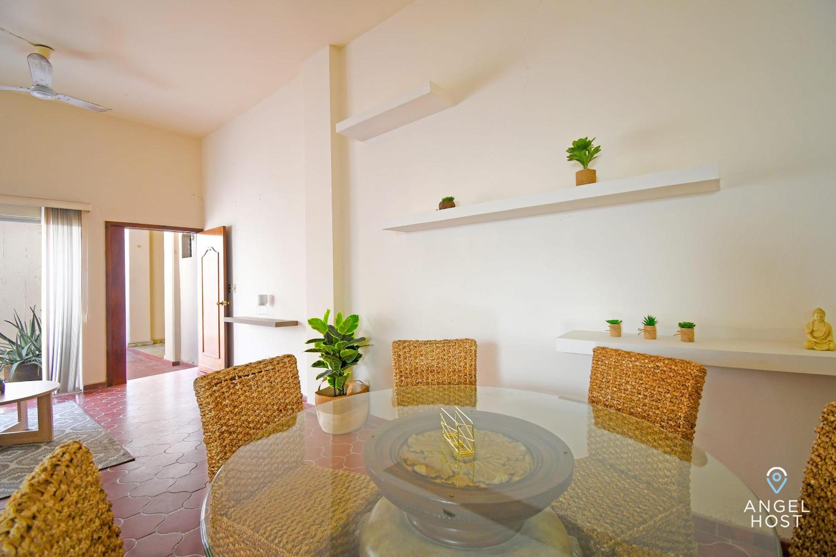 Colorful & Spacious Zen APT 2 Blocks to the Beach