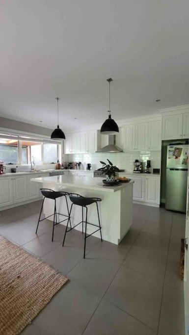 Quiet family retreat getaway - Wildlife Park, Sovereign Hill, Kryall Castle and city at your door - modern house, 8 guests, 4 bedrooms, 5 beds