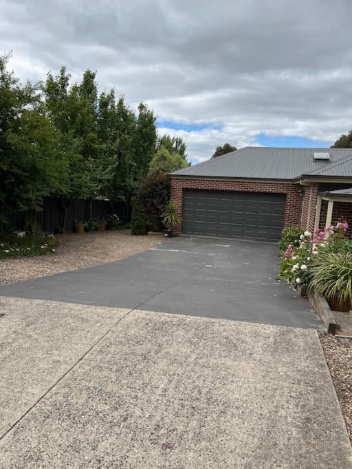 Quiet family retreat getaway - Wildlife Park, Sovereign Hill, Kryall Castle and city at your door - modern house, 8 guests, 4 bedrooms, 5 beds
