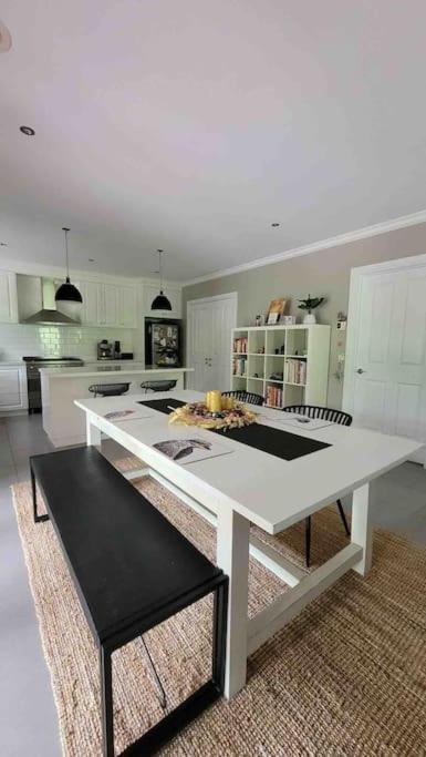 Quiet family retreat getaway - Wildlife Park, Sovereign Hill, Kryall Castle and city at your door - modern house, 8 guests, 4 bedrooms, 5 beds