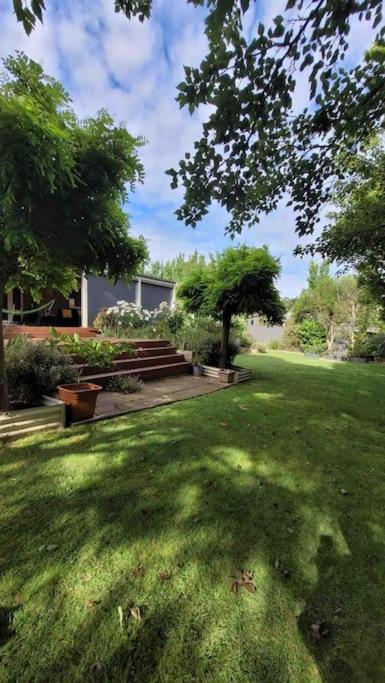 Quiet family retreat getaway - Wildlife Park, Sovereign Hill, Kryall Castle and city at your door - modern house, 8 guests, 4 bedrooms, 5 beds