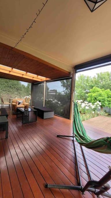Quiet family retreat getaway - Wildlife Park, Sovereign Hill, Kryall Castle and city at your door - modern house, 8 guests, 4 bedrooms, 5 beds
