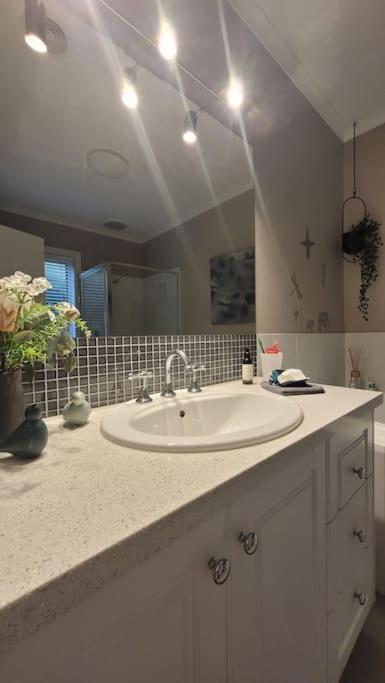 Quiet family retreat getaway - Wildlife Park, Sovereign Hill, Kryall Castle and city at your door - modern house, 8 guests, 4 bedrooms, 5 beds