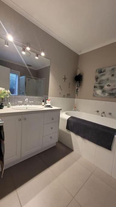 Quiet family retreat getaway - Wildlife Park, Sovereign Hill, Kryall Castle and city at your door - modern house, 8 guests, 4 bedrooms, 5 beds