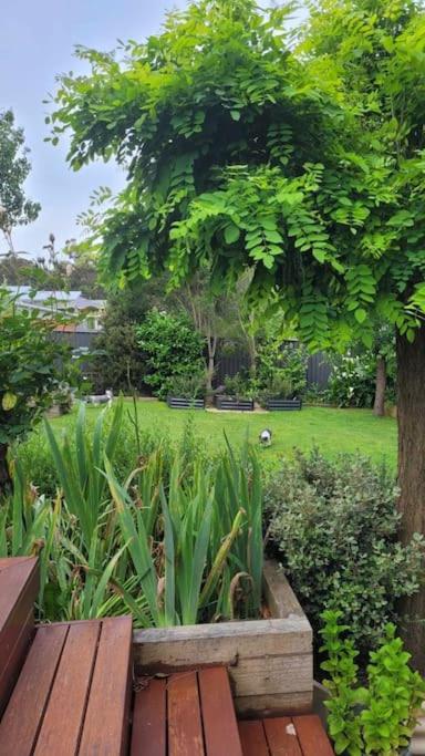 Quiet family retreat getaway - Wildlife Park, Sovereign Hill, Kryall Castle and city at your door - modern house, 8 guests, 4 bedrooms, 5 beds