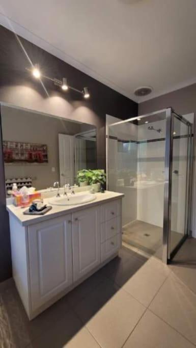 Quiet family retreat getaway - Wildlife Park, Sovereign Hill, Kryall Castle and city at your door - modern house, 8 guests, 4 bedrooms, 5 beds