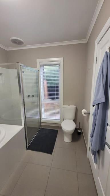 Quiet family retreat getaway - Wildlife Park, Sovereign Hill, Kryall Castle and city at your door - modern house, 8 guests, 4 bedrooms, 5 beds