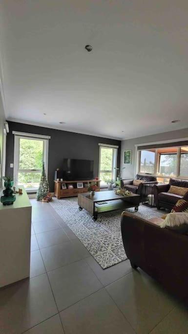 Quiet family retreat getaway - Wildlife Park, Sovereign Hill, Kryall Castle and city at your door - modern house, 8 guests, 4 bedrooms, 5 beds