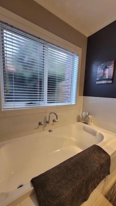 Quiet family retreat getaway - Wildlife Park, Sovereign Hill, Kryall Castle and city at your door - modern house, 8 guests, 4 bedrooms, 5 beds
