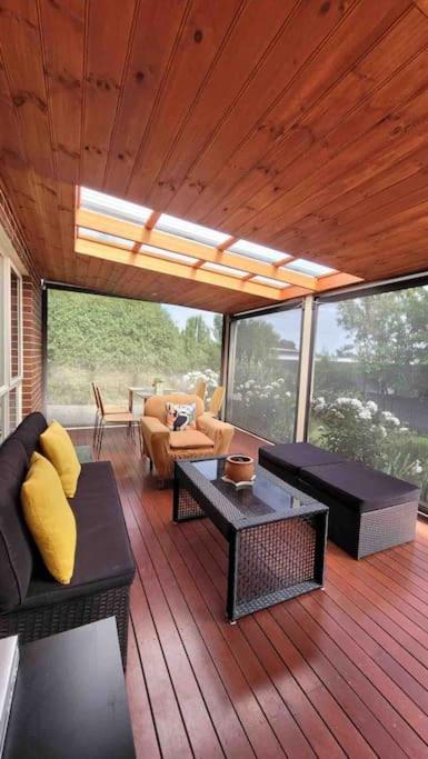 Quiet family retreat getaway - Wildlife Park, Sovereign Hill, Kryall Castle and city at your door - modern house, 8 guests, 4 bedrooms, 5 beds