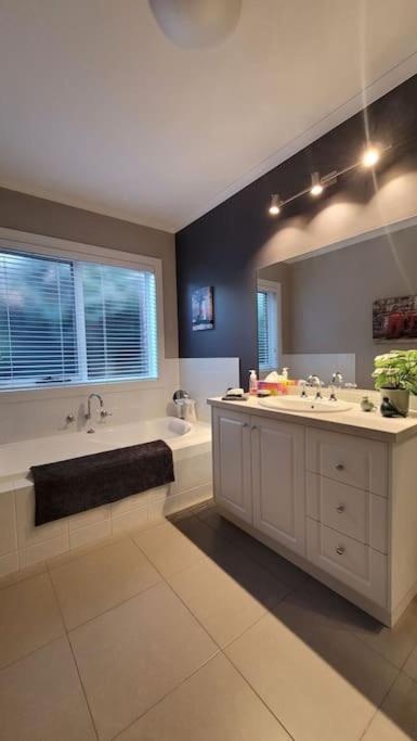 Quiet family retreat getaway - Wildlife Park, Sovereign Hill, Kryall Castle and city at your door - modern house, 8 guests, 4 bedrooms, 5 beds