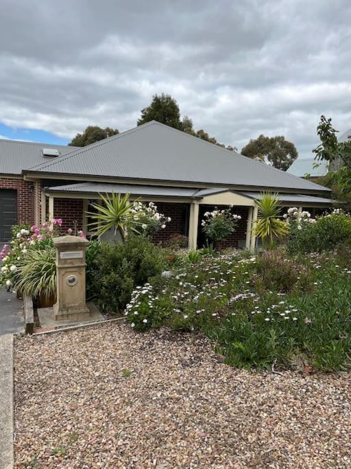 Quiet family retreat getaway - Wildlife Park, Sovereign Hill, Kryall Castle and city at your door - modern house, 8 guests, 4 bedrooms, 5 beds