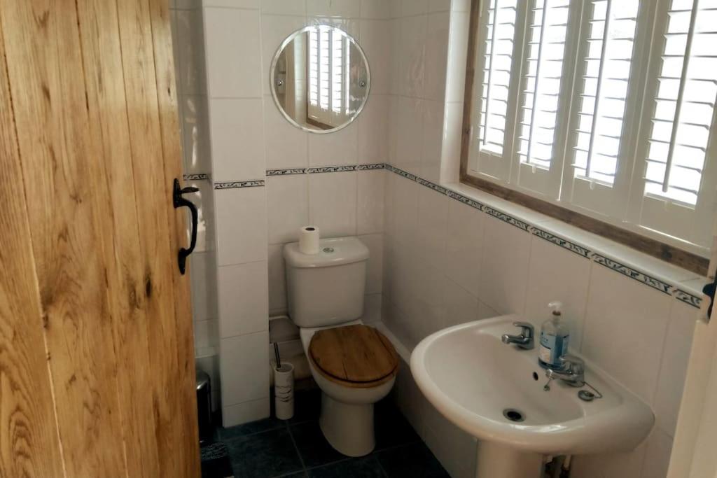 Welcoming cottage in Chichester near City Centre view 3