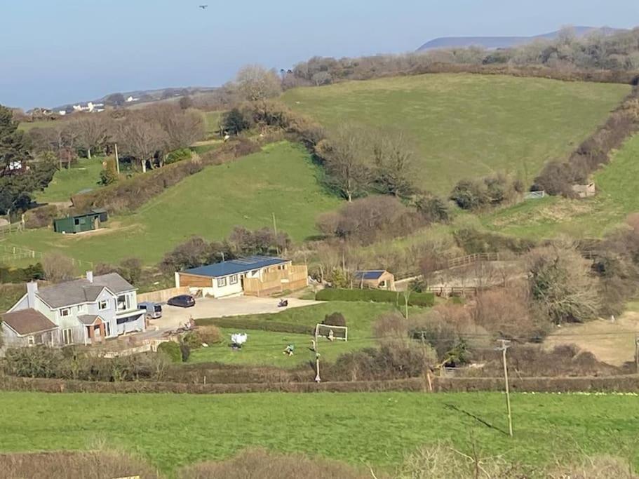 Meadow Cottage. Pretty modern cottage close to Woolacombe and Lee