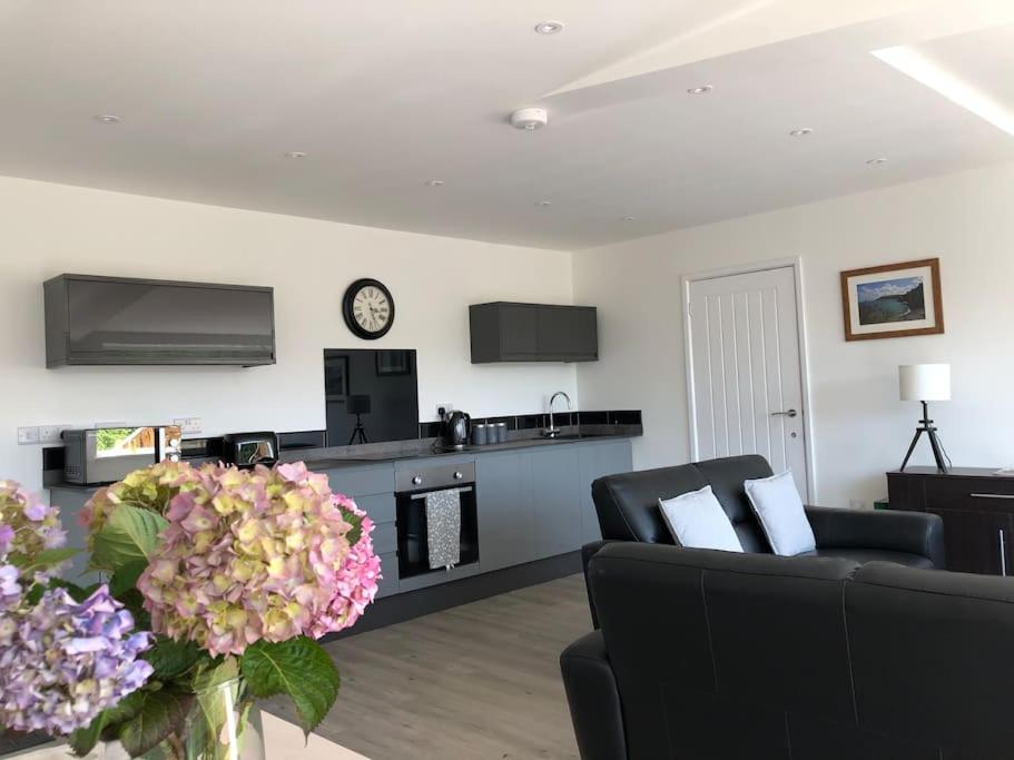 Meadow Cottage. Pretty modern cottage close to Woolacombe and Lee