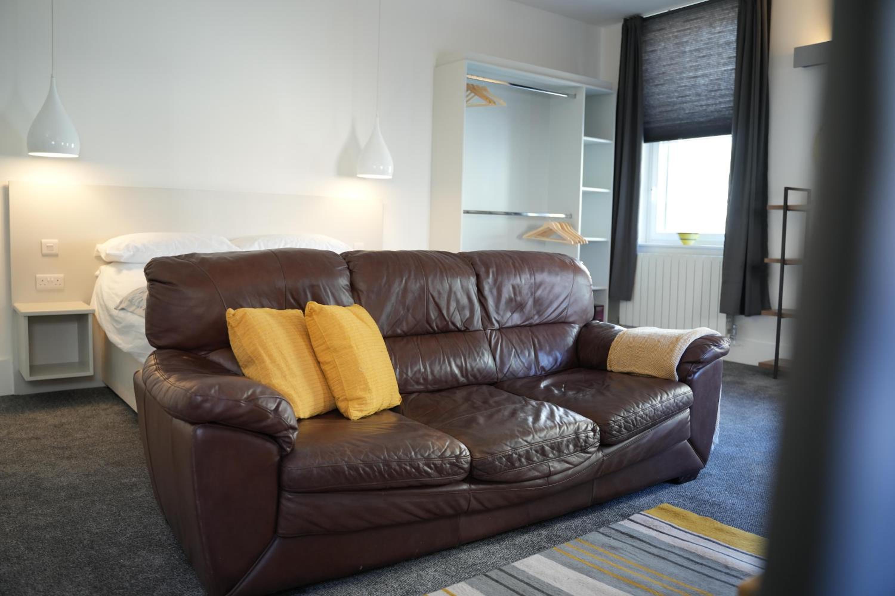 Gorgeous comfortable Apartment on the High Street view 5