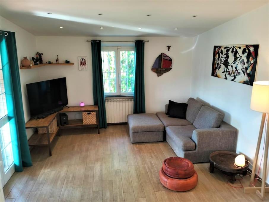 Villetta Rio, large private garden view 4