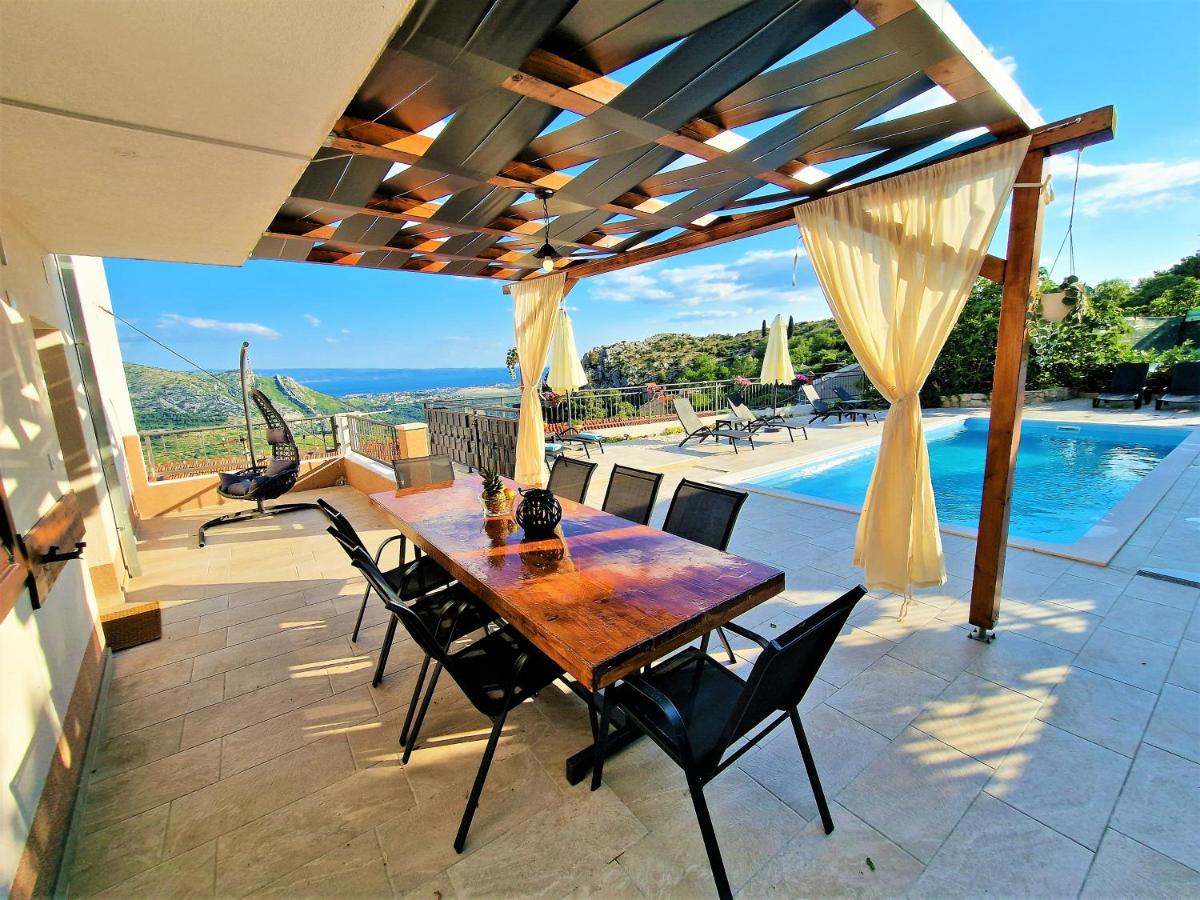 Holiday House Above with pool view 3