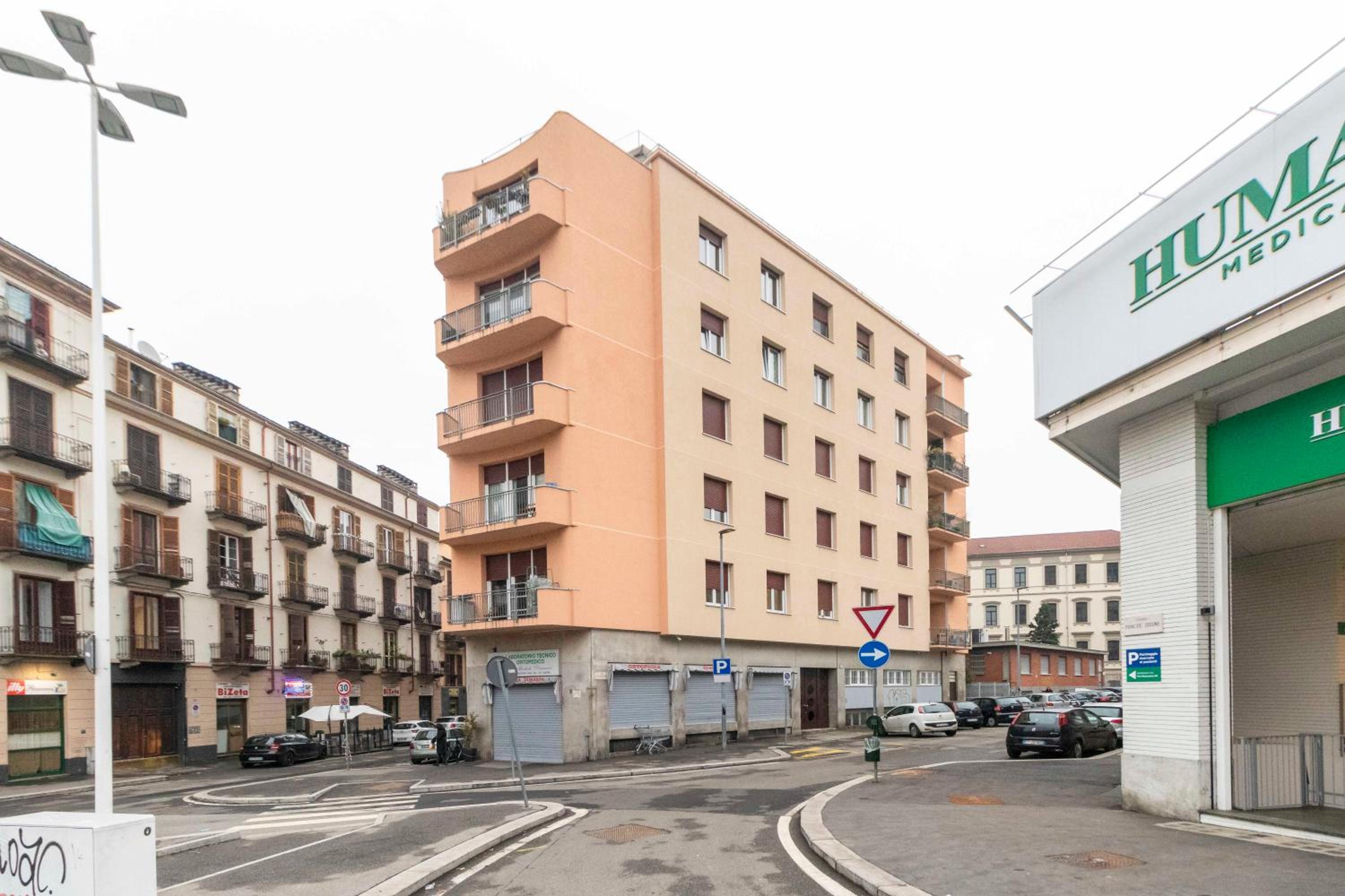 GuestHost - Roomy & Modern Flat Piazza Statuto view 2